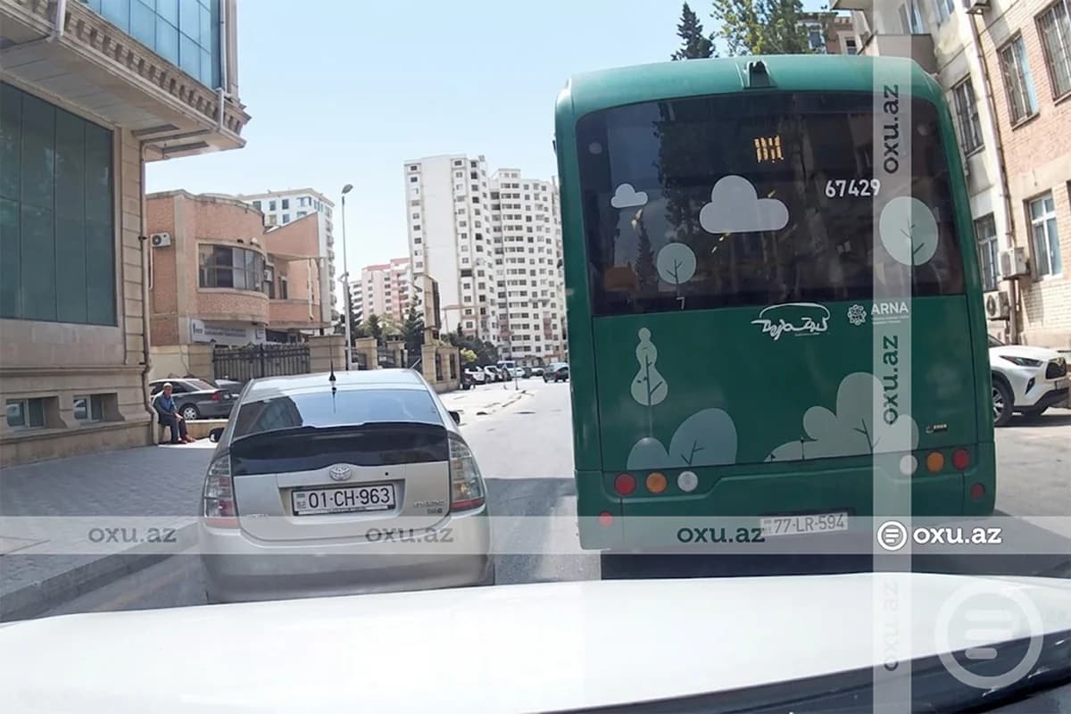 "BakuBus" sürücüsünün davranışı müzakirə yaratdı: "İkinci zolaqda saxlayıb aptekə getdi"