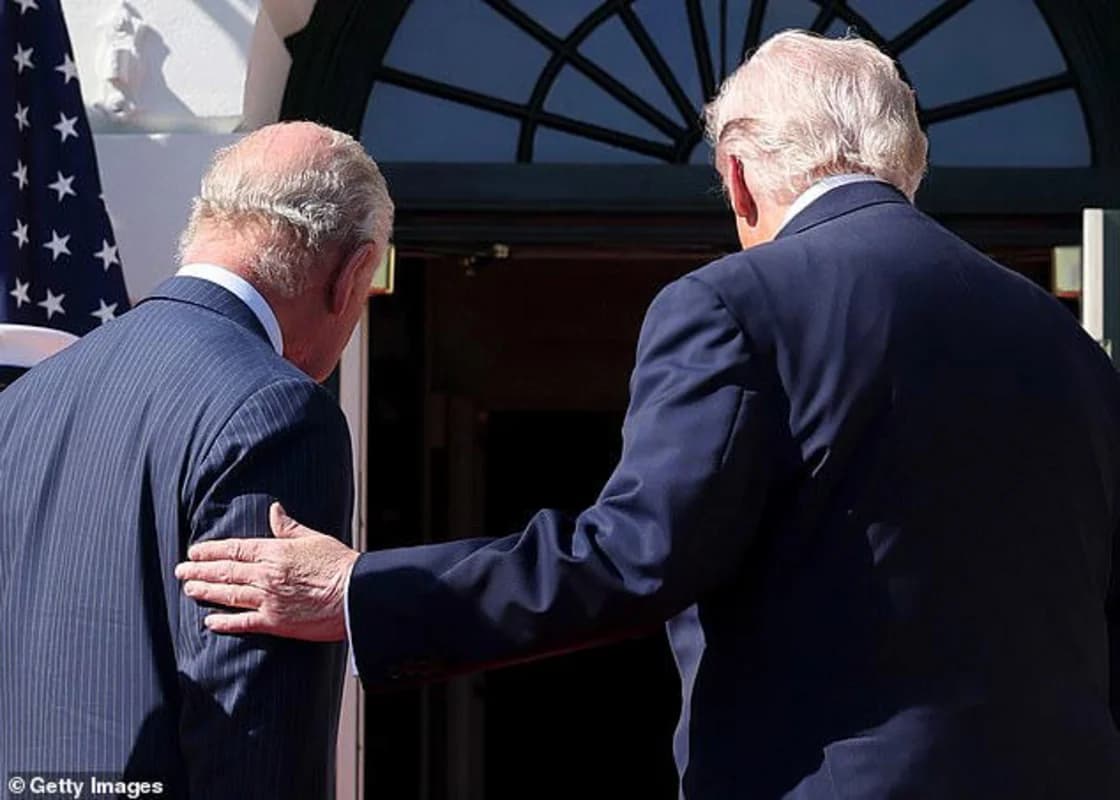 Tramp kralla görüşdə protokol qaydalarını pozdu - VİDEO