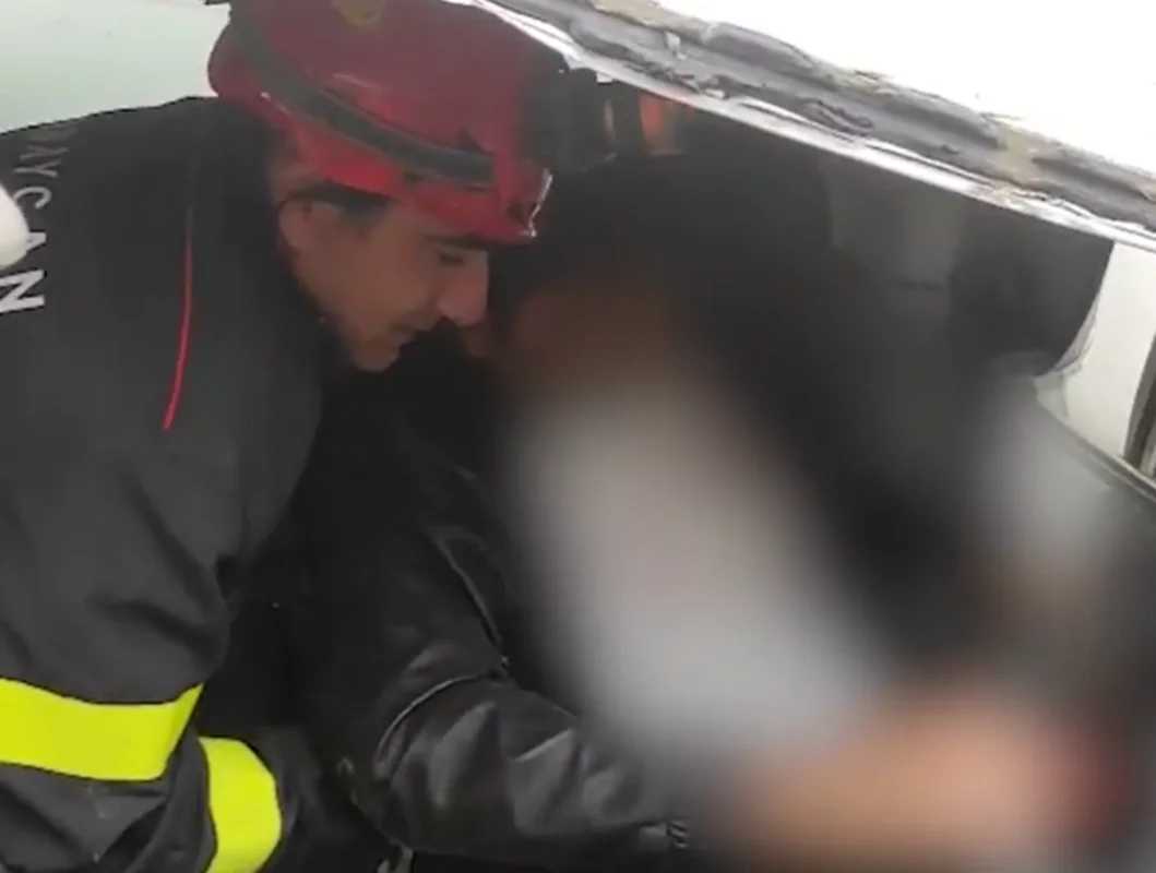 Ağsuda "Isuzu" qəzaya uğradı: Yaralı sürücünün XİLASEDİLMƏ GÖRÜNTÜLƏRİ