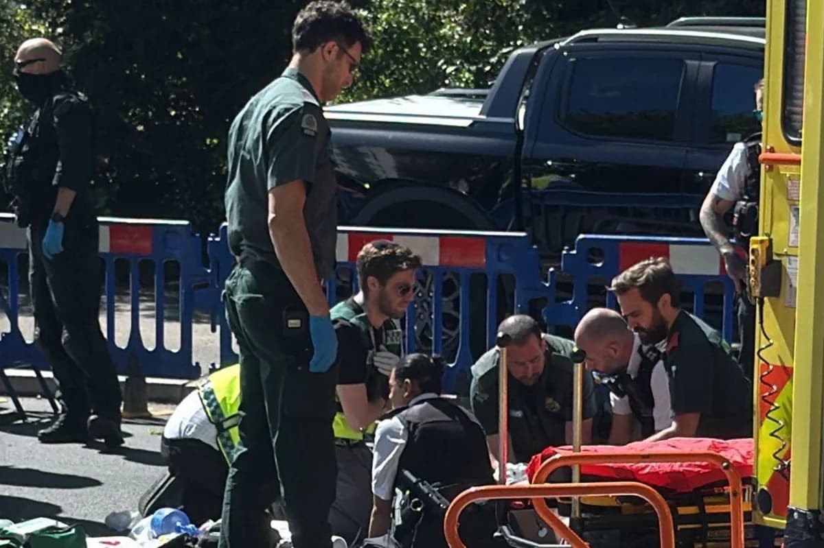 Londonda sinaqoqun qarşısında bıçaqlı hücum: Xəsarət alanlar var - FOTO - VİDEO