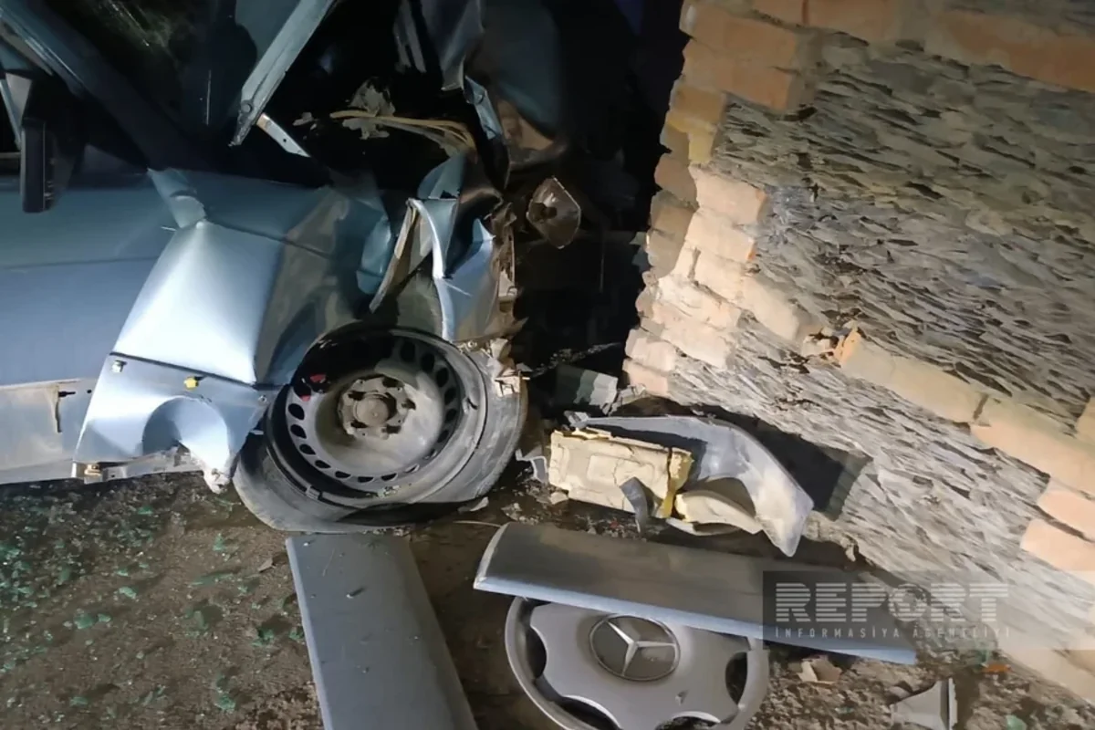 Tovuzda avtomobil divara çırpıldı: Xəsarət alanlar var - FOTO