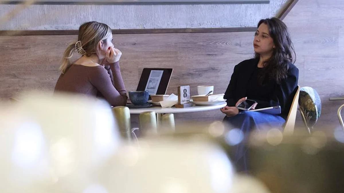 İşçiləri də özü seçdi: İsveçdə "Mona" adlı süni intellekt kafe idarə edir