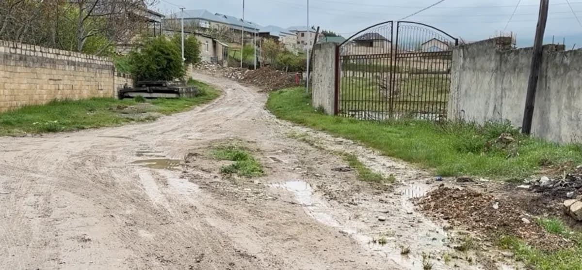 "Gündə iki dəfə uşağı dərsə aparıram, maşınım xarab olur" - Şamaxı sakinləri yolların vəziyyətindən ŞİKAYƏT EDİRLƏR - VİDEO