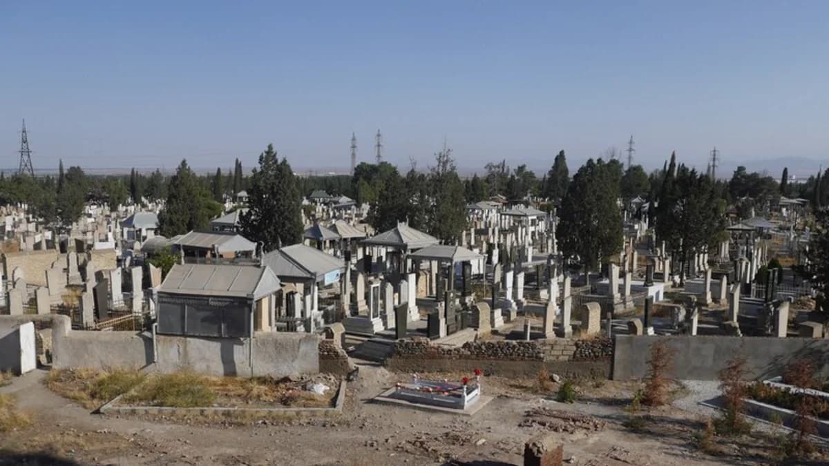 Azərbaycanda tükürpərdən olay: Qadın ərinin məzarı üzərində öldü