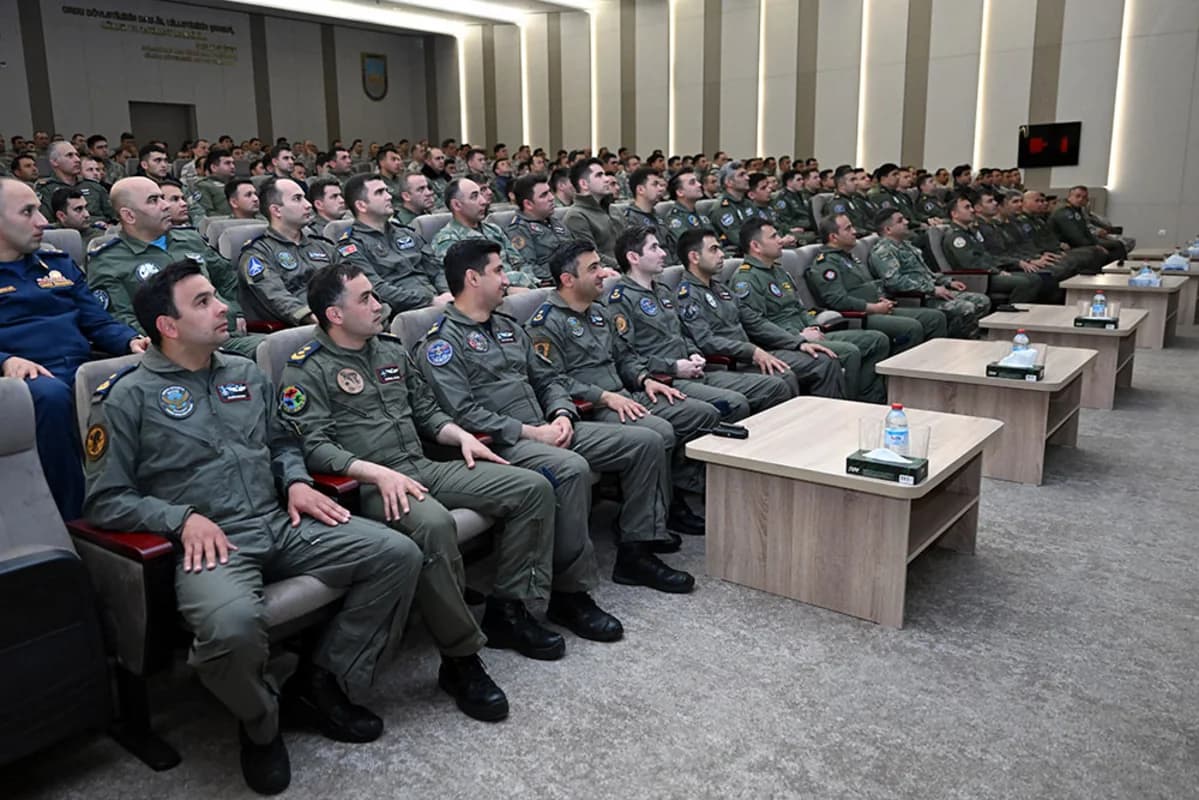 Azərbaycanın hərbi pilotları yeni silah sistemləri ilə tanış olublar - FOTO
