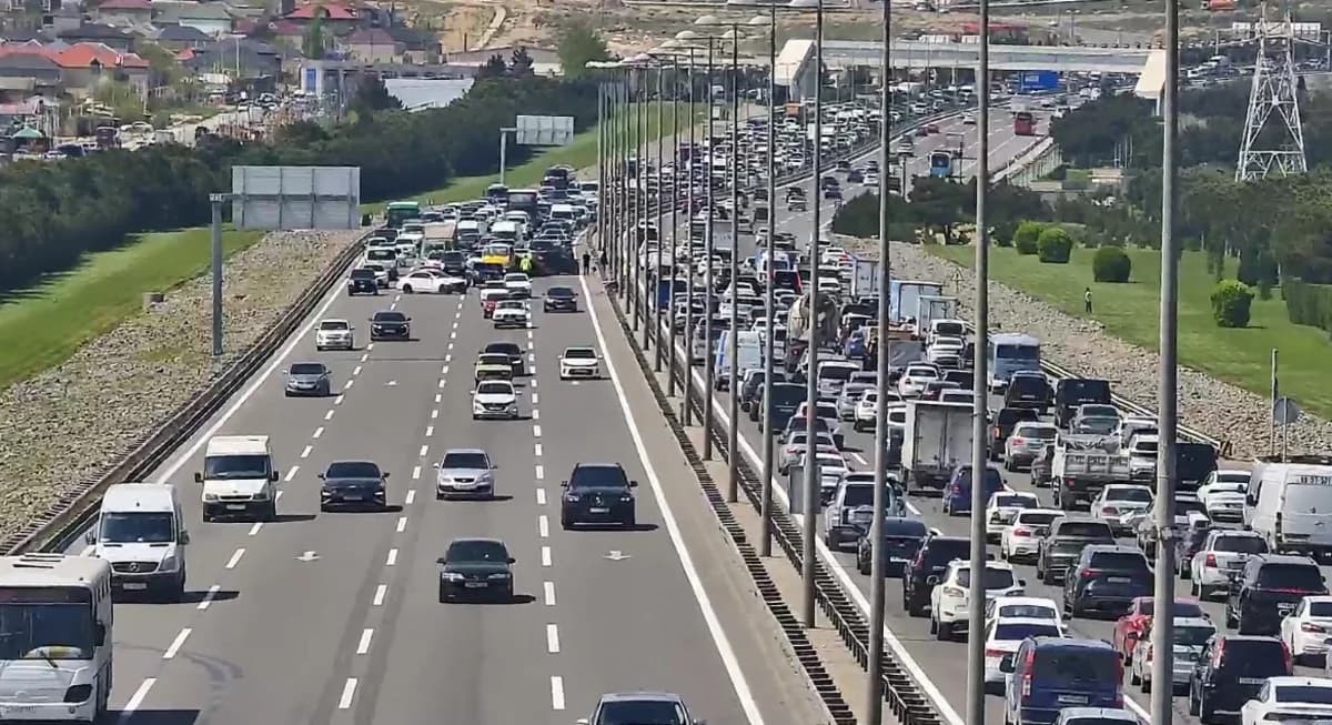 Aeroport şosesində qəza baş verib, sıxlıq yaranıb