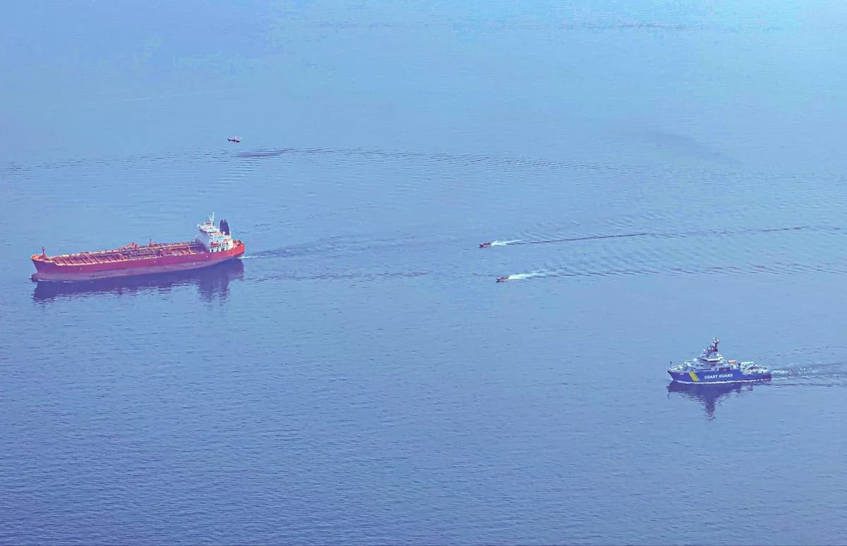 İsveç saxta bayraq altında üzən gəmini saxladı